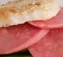 Pork-filled flatbread sandwich
