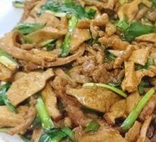 Stir-fried pork shreds with tofu cubes