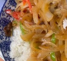 洋葱炒牛肉盖饭