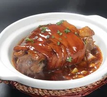 Braised Pork Shank in Clay Pot