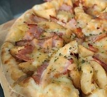 Golden Potato Wedge Bacon Pizza