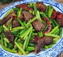 Stir-Fried Beef with Garlic Shoots