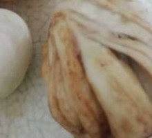Flower-shaped steamed bun