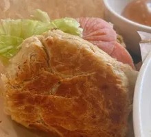 Pork-filled flatbread sandwich