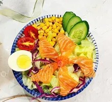 Fresh Salmon and Vegetable Light Salad