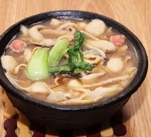 Braised Sausage Knife-Sliced Noodles in Clay Pot