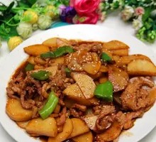 Stir-fried Pork with Green Pepper and Potato Over Rice