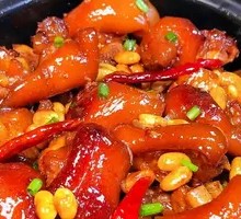 Stewed Pig Trotter with Soybeans