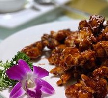 Stir-Fried Chicken with Almonds in Sauce