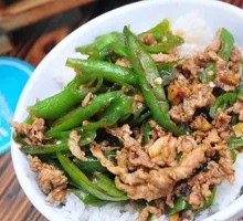 青椒炒肉盖饭