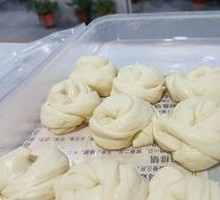 Flower-shaped steamed bun