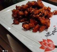 Stir-Fried Chicken with Walnuts in Sauce