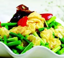 Stir-fried garlic shoots with eggs over rice