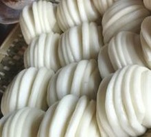 Flower-shaped steamed bun