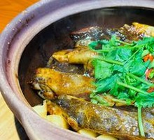 Stewed Fish Head in Clay Pot