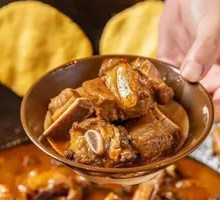 招牌铁锅炖排骨