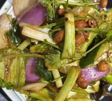 Hand-Torn Mixed Salad