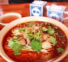 Spicy Pig Intestine Noodles with Peas and Meat Sauce