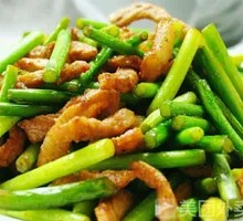 Stir-Fried Garlic Hearts with Pork