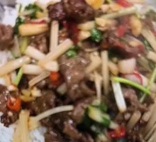 Stir-Fried Beef in Wooden Bucket Rice