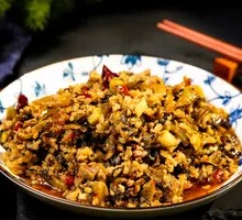 Sour Cabbage with Fried Pork Rind