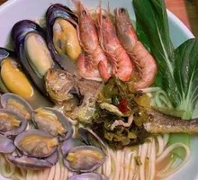 Snow Cabbage Yellow Croaker Fresh Shrimp and Shellfish Noodle