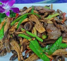 Lion's Mane Mushroom Stir-Fried with Beef
