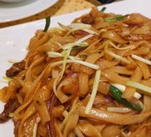 Classic Stir-Fried Beef Rice Noodles