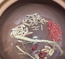 Fresh Ginseng Chicken Pot