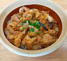 Braised Chicken with Mushrooms in Clay Pot Rice