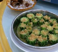 Stir-fried Garlic and Golden Mushroom Steamed Loofah