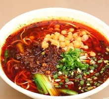 Dry Spicy Broad Noodles with Peas and Pork