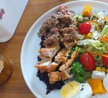 Charcoal-Grilled Black Pepper Duck Breast Salad