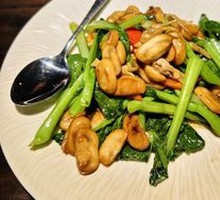 Clam and Mushroom Stir-fried with Chinese Cabbage