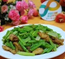 Stir-Fried Celery with Fried Tofu Sheets