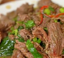 Beef Stir-fried with Mustard Greens