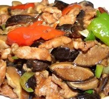 Shiitake Mushroom and Pork Noodles in Bamboo Steamer