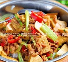 Fragrant Tofu and Pork Rice in Wooden Bucket