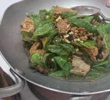 Black Soil Pig and Chili Stir-Fry