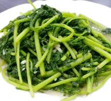 Stir-Fried Garlic Chrysanthemum Greens