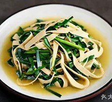 Stir-fried Leek with Bean Curd Sheets