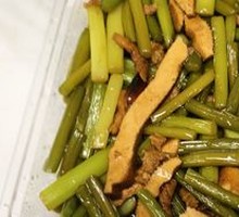 Stir-fried garlic shoots with pork