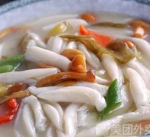 Thick Soup Noodles with Dumplings