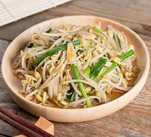 Stir-fried leek with bean sprouts