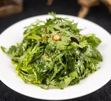 Raw Mixed Chrysanthemum Greens