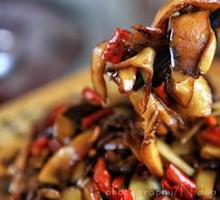 Stir-Fried Rice Noodles with Mushrooms