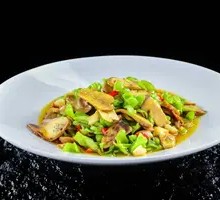 Green Pepper Stir-fried with Chanterelle Mushrooms