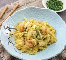 Scrambled Eggs with Shrimp and Leek