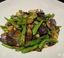Zhangshu Port Chili Stir-fried with Chanterelle Mushrooms