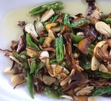 Green Pepper Stir-fried with Chanterelle Mushrooms